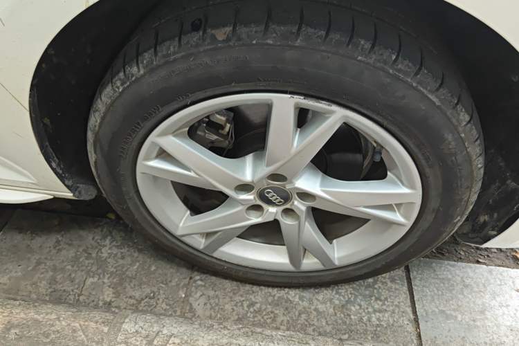 Used Audi A4L 2018 30th Anniversary Edition 40 TFSI Trendy Model Right Front Wheel Hub