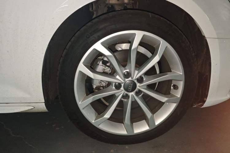 Used Audi A4L 2018 30th Anniversary Edition 40 TFSI Fashion Model Right Front Wheel Hub