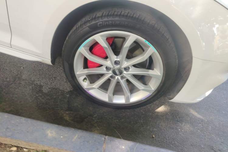 Used Audi A4L 2018 30th Anniversary Edition 45 TFSI quattro Individual Sport Edition Right Front Wheel Hub