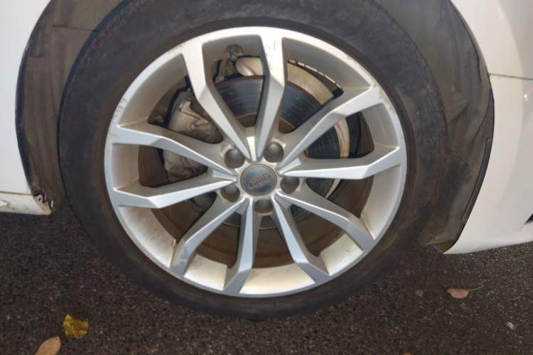 Used Audi A4L 2018 30th Anniversary Edition 40 TFSI Fashion Model Right Front Wheel Hub