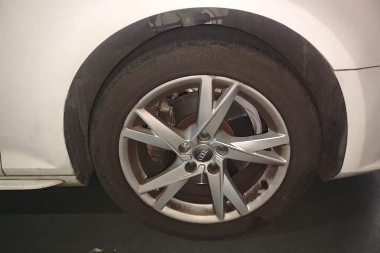 Used Audi A4L 2018 30th Anniversary Edition 40 TFSI Trendy Model Right Front Wheel Hub