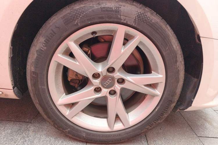 Used Audi A4L 2018 30th Anniversary Edition 40 TFSI Trendy Model Right Front Wheel Hub