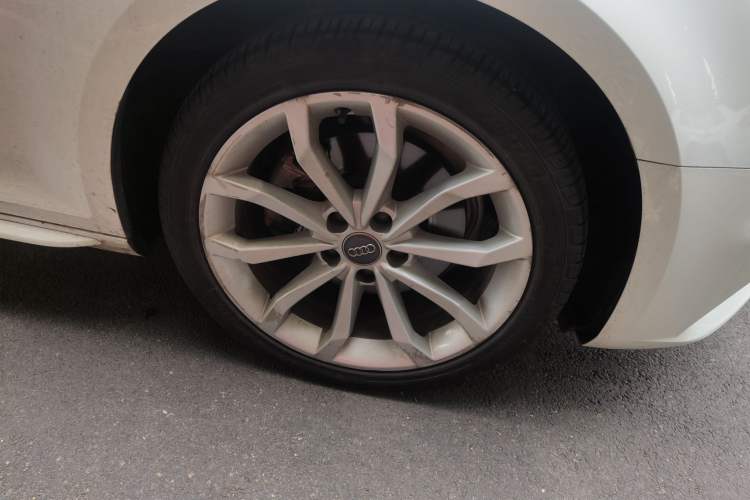 Used Audi A4L 2018 30th Anniversary Edition 40 TFSI Fashion Model Right Front Wheel Hub