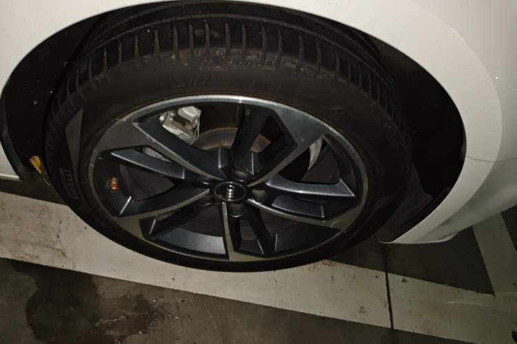 Used Audi A4L 2018 30th Anniversary Edition 40 TFSI Trendy Model Right Front Wheel Hub