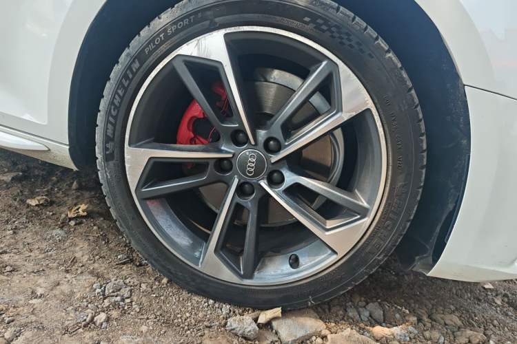 Used Audi A4L 2018 30th Anniversary Edition 40 TFSI Fashion Model Right Front Wheel Hub