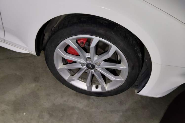 Used Audi A4L 2018 30th Anniversary Edition 45 TFSI quattro Individual Sport Edition Right Front Wheel Hub