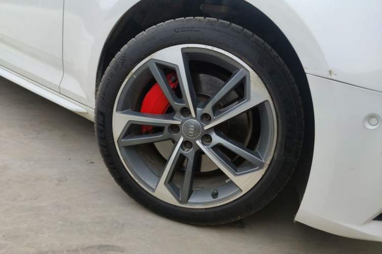 Used Audi A4L 2018 30th Anniversary Edition 45 TFSI quattro Sport model Right Front Wheel Hub