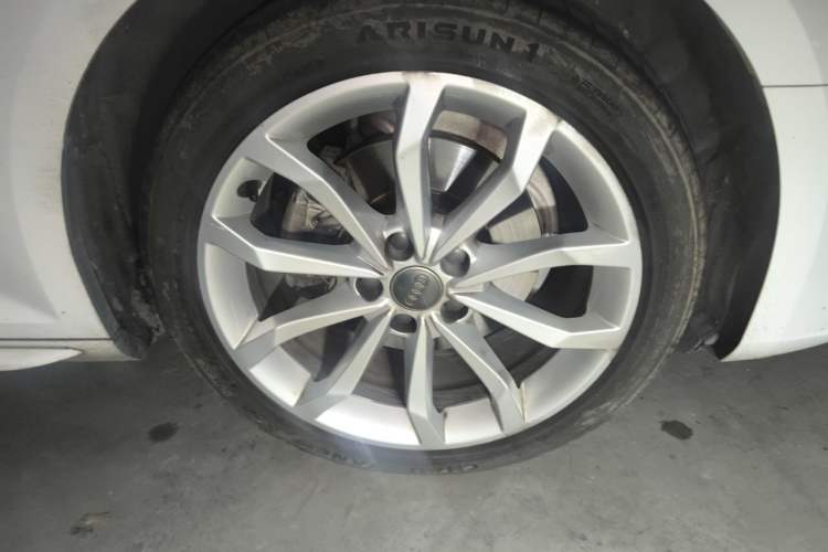 Used Audi A4L 2018 30th Anniversary Edition 40 TFSI Fashion Model Right Front Wheel Hub