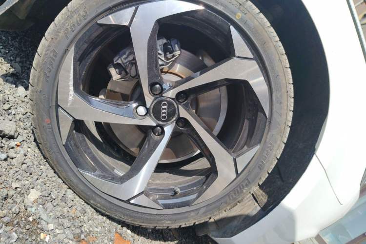 Used Audi A4L 2018 30th Anniversary Edition 30 TFSI Ambition Model Right Front Wheel Hub
