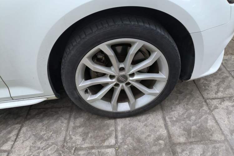 Used Audi A4L 2018 30th Anniversary Edition 40 TFSI Trendy Model Right Front Wheel Hub