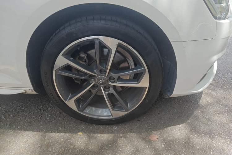 Used Audi A4L 2018 30th Anniversary Edition 40 TFSI Trendy Model Right Front Wheel Hub