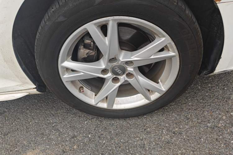 Used Audi A4L 2018 30th Anniversary Edition 40 TFSI Trendy Model Right Front Wheel Hub