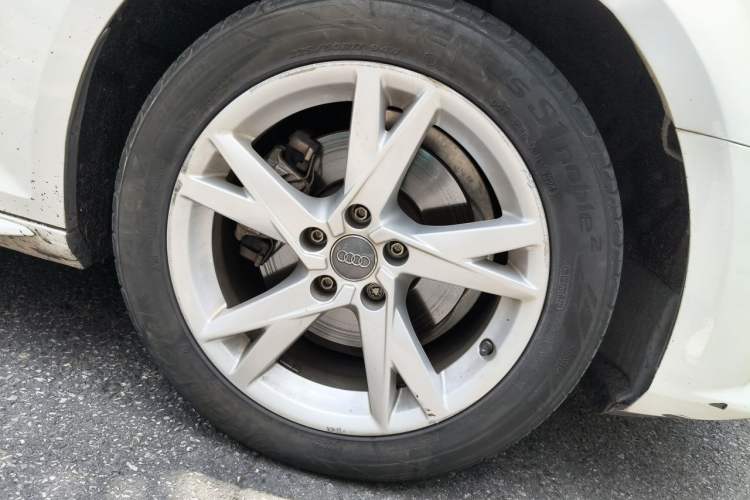 Used Audi A4L 2018 30th Anniversary Edition 40 TFSI Trendy Model Right Front Wheel Hub