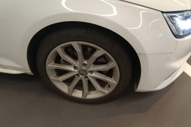 Used Audi A4L 2018 30th Anniversary Edition 40 TFSI Fashion Model Right Front Wheel Hub