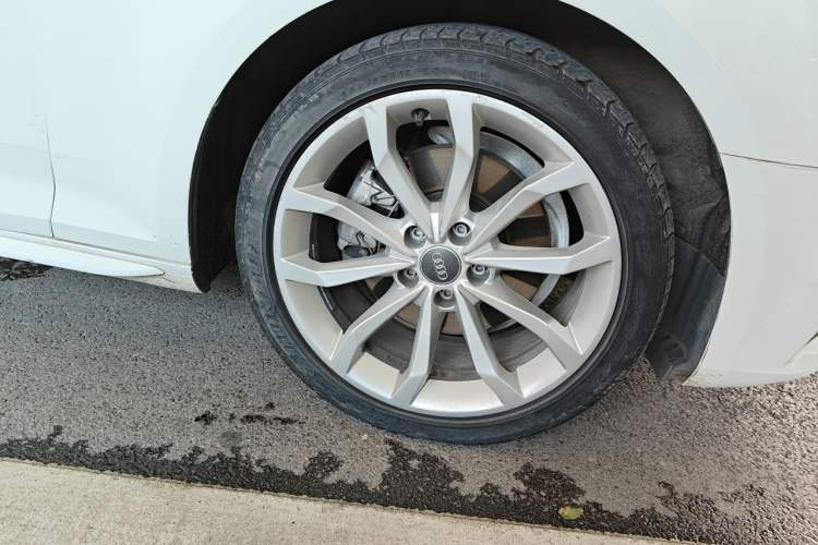 Used Audi A4L 2018 30th Anniversary Edition 40 TFSI Fashion Model Right Front Wheel Hub