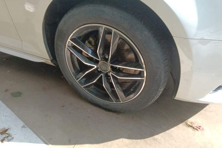 Used Audi A4L 2018 30th Anniversary Edition 40 TFSI Trendy Model Right Front Wheel Hub