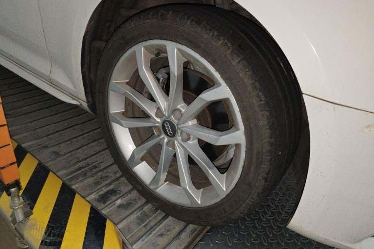 Used Audi A4L 2018 30th Anniversary Edition 40 TFSI Fashion Model Right Front Wheel Hub