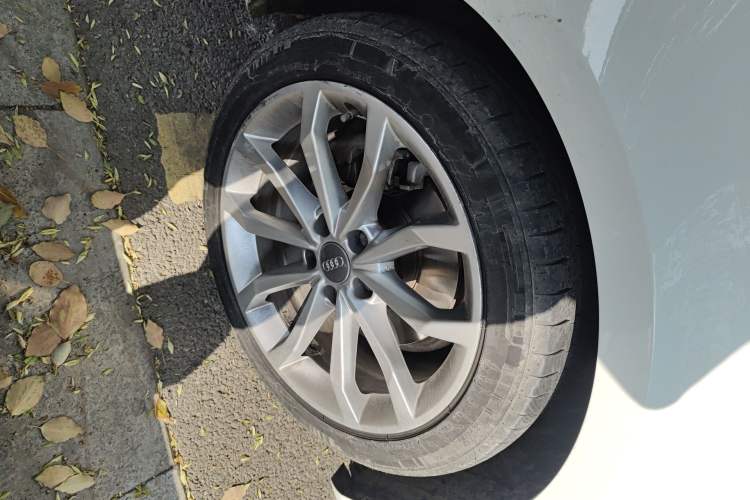 Used Audi A4L 2018 30th Anniversary Edition 40 TFSI Fashion Model Right Front Wheel Hub