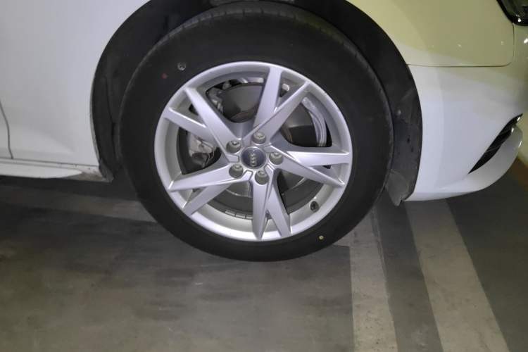 Used Audi A4L 2018 30th Anniversary Edition 40 TFSI Trendy Model Right Front Wheel Hub
