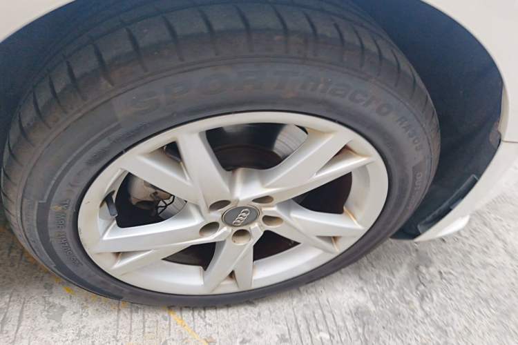 Used Audi A4L 2018 30th Anniversary Edition 40 TFSI Trendy Model Right Front Wheel Hub
