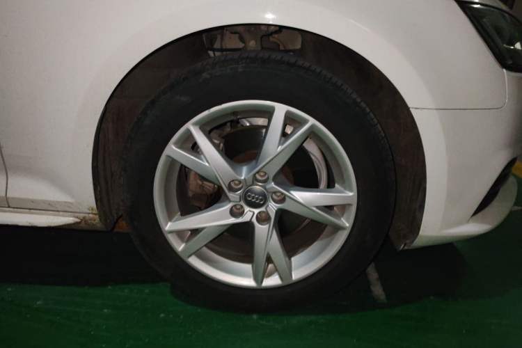 Used Audi A4L 2018 30th Anniversary Edition 40 TFSI Trendy Model Right Front Wheel Hub