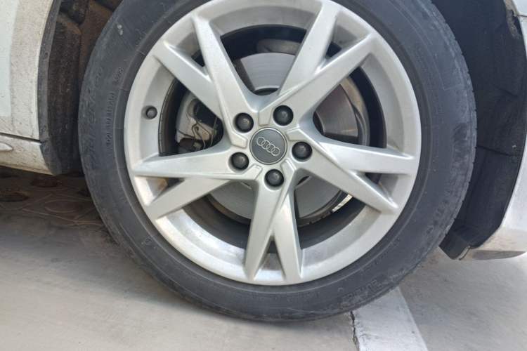 Used Audi A4L 2018 30th Anniversary Edition 40 TFSI Trendy Model Right Front Wheel Hub