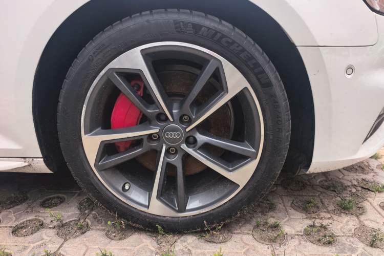 Used Audi A4L 2018 30th Anniversary Edition 45 TFSI quattro Sport model Right Front Wheel Hub