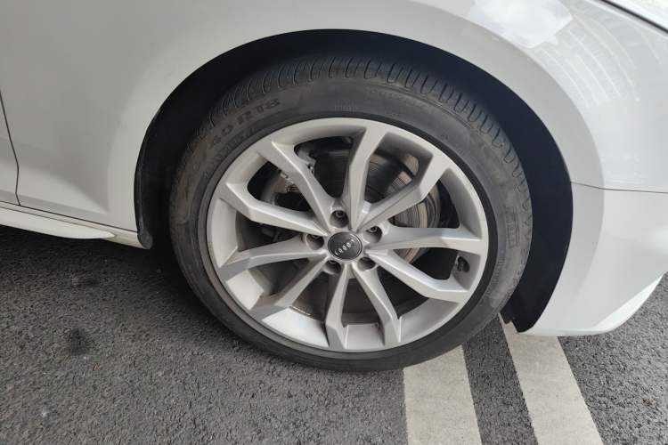 Used Audi A4L 2018 30th Anniversary Edition 40 TFSI Fashion Model Right Front Wheel Hub