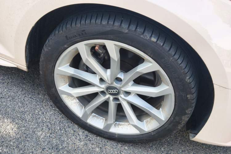 Used Audi A4L 2018 30th Anniversary Edition 40 TFSI Fashion Model Right Front Wheel Hub