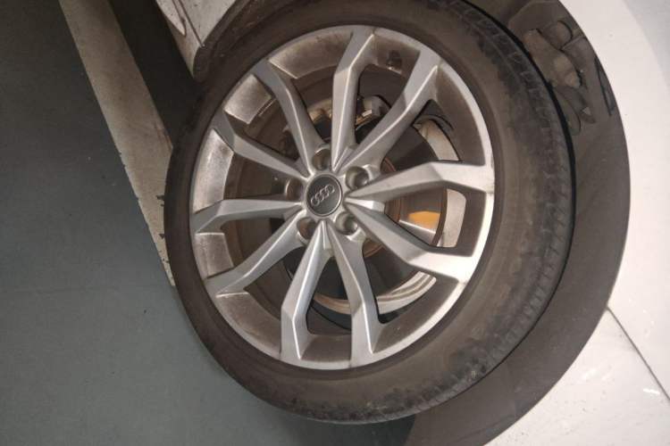 Used Audi A4L 2018 30th Anniversary Edition 40 TFSI Fashion Model Right Front Wheel Hub