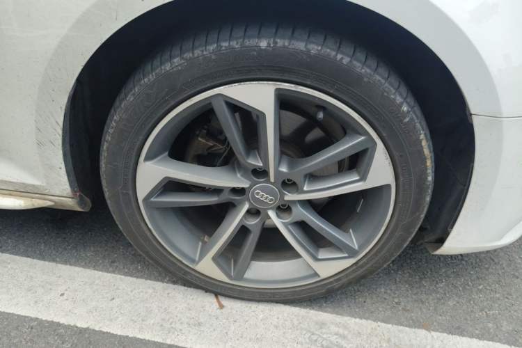 Used Audi A4L 2018 30th Anniversary Edition 40 TFSI Sport Edition Right Front Wheel Hub