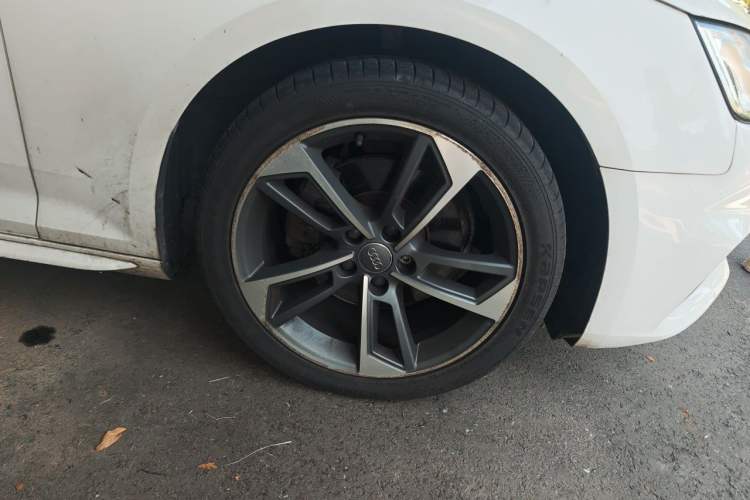 Used Audi A4L 2018 30th Anniversary Edition 40 TFSI Trendy Model Right Front Wheel Hub