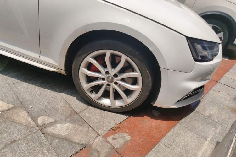 Used Audi A4L 2018 30th Anniversary Edition 45 TFSI quattro Individual Sport Edition Right Front Wheel Hub
