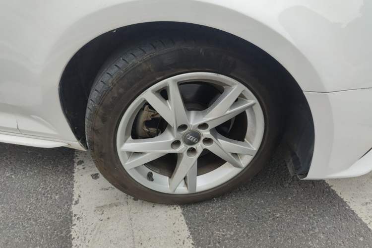 Used Audi A4L 2018 30th Anniversary Edition 40 TFSI Trendy Model Right Front Wheel Hub