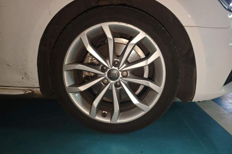 Used Audi A4L 2018 30th Anniversary Edition 40 TFSI Fashion Model Right Front Wheel Hub
