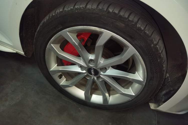 Used Audi A4L 2018 30th Anniversary Edition 45 TFSI quattro Individual Sport Edition Right Front Wheel Hub