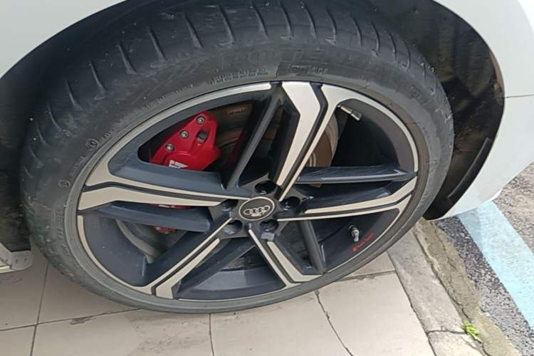 Used Audi A4L 2018 30th Anniversary Edition 40 TFSI Fashion Model Right Front Wheel Hub