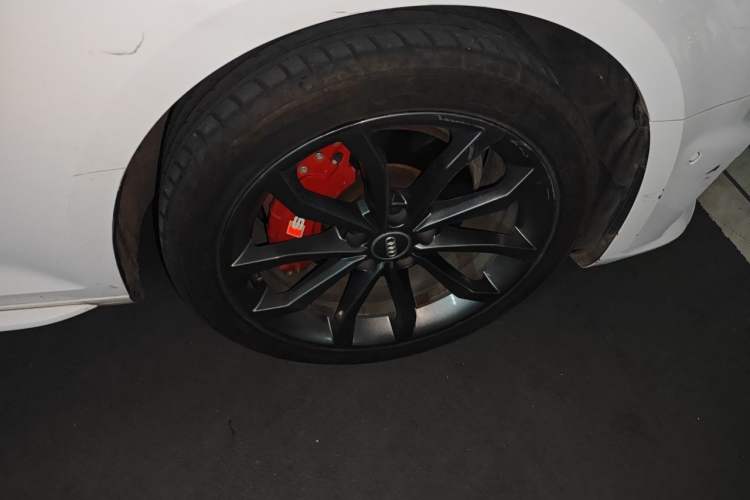 Used Audi A4L 2018 30th Anniversary Edition 40 TFSI Fashion Model Right Front Wheel Hub