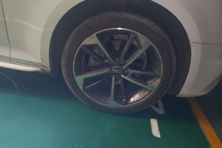 Used Audi A4L 2018 30th Anniversary Edition 40 TFSI Fashion Model Right Front Wheel Hub