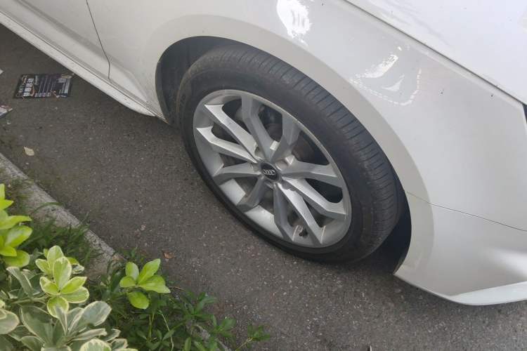 Used Audi A4L 2018 30th Anniversary Edition 40 TFSI Fashion Model Right Front Wheel Hub