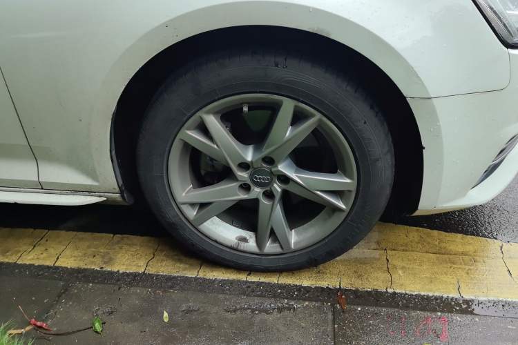Used Audi A4L 2018 30th Anniversary Edition 40 TFSI Trendy Model Right Front Wheel Hub