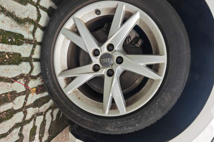 Used Audi A4L 2018 30th Anniversary Edition 40 TFSI Trendy Model Right Front Wheel Hub