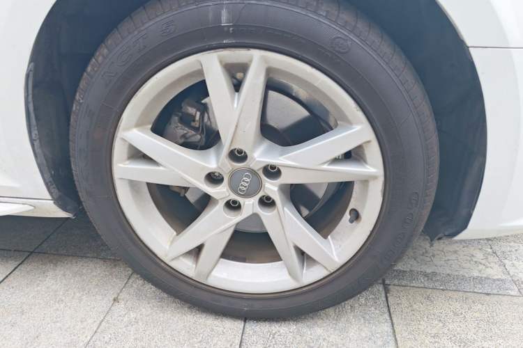 Used Audi A4L 2018 30th Anniversary Edition 40 TFSI Trendy Model Right Front Wheel Hub