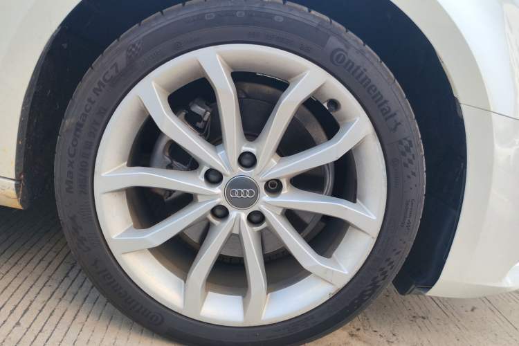 Used Audi A4L 2018 30th Anniversary Edition 40 TFSI Trendy Model Right Front Wheel Hub