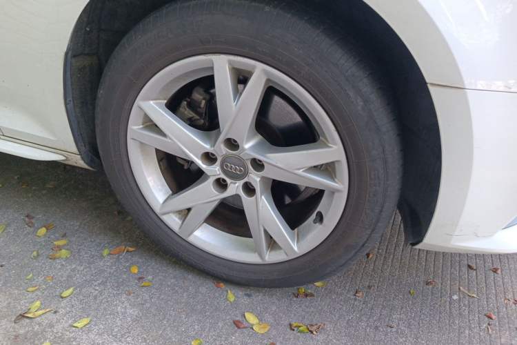 Used Audi A4L 2018 30th Anniversary Edition 40 TFSI Trendy Model Right Front Wheel Hub