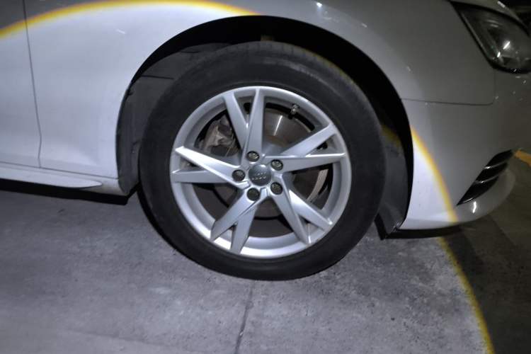 Used Audi A4L 2018 30th Anniversary Edition 40 TFSI Trendy Model Right Front Wheel Hub