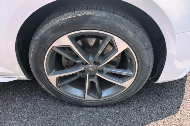 Used Audi A4L 2018 30th Anniversary Edition 40 TFSI Fashion Model Right Front Wheel Hub