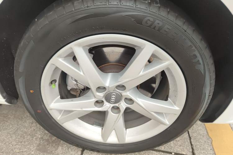 Used Audi A4L 2018 30th Anniversary Edition 40 TFSI Trendy Model Right Front Wheel Hub