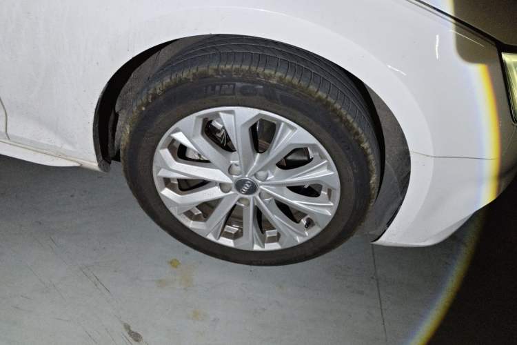 Used Audi A4L 2018 30th Anniversary Edition 40 TFSI Trendy Model Right Front Wheel Hub
