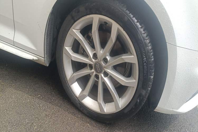 Used Audi A4L 2018 30th Anniversary Edition 40 TFSI Fashion Model Right Front Wheel Hub